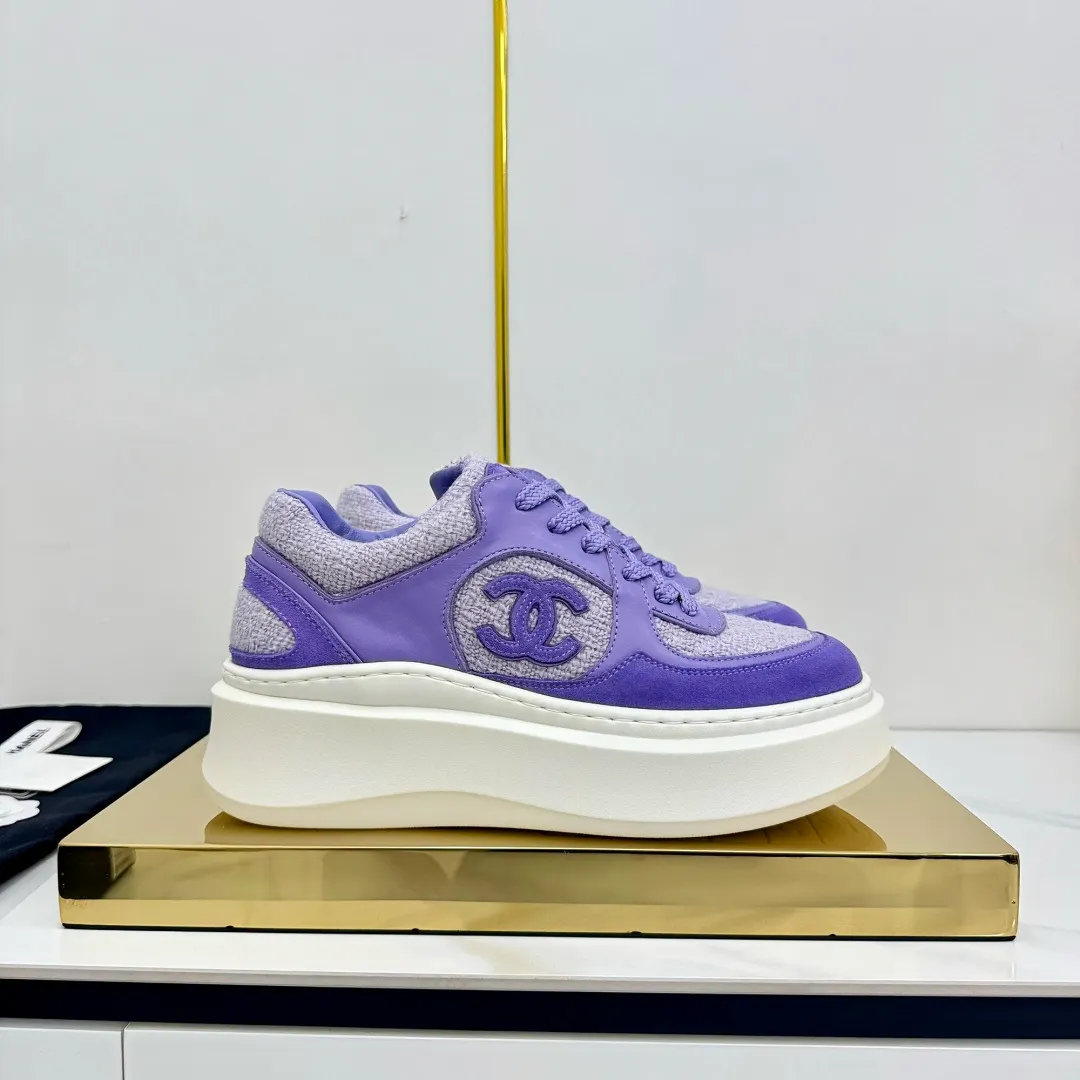 👟👟Ex-factory price 680👟👟 Upgraded version, upgraded version, upgraded version! No rebuttal accepted! ! ! ! Chanel Chanel panda shoes! 2025 counter's top casual sports shoes. This classic design; the upper is electro-embroidered with a variety of techniques; the outsole is fashionable and sporty; the unusual inclusion of a variety of color matching elements... The diversified mix and match is very good-looking and versatile, and can be used for leisure, fashion, sports, and outdoor... ꫛꫀꪝ Go➫ Materials: ❶Upper made of: original imported first-layer silk cowhide + original waterproof cloth + original first-layer cowhide ❷Inner lining: Original Yangli+Net ❸Outsole based on: Original TPU combination outsole Counter boutique packaging complete set for women 35–41 👉 👉 👉 👉 👉 👉 👉